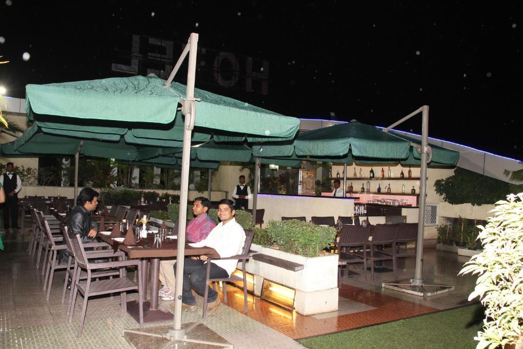 Готель Ambience Executive Pimpri-Chinchwad Ресторан фото